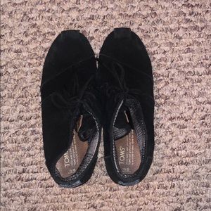 Black suede Toms heels size 8